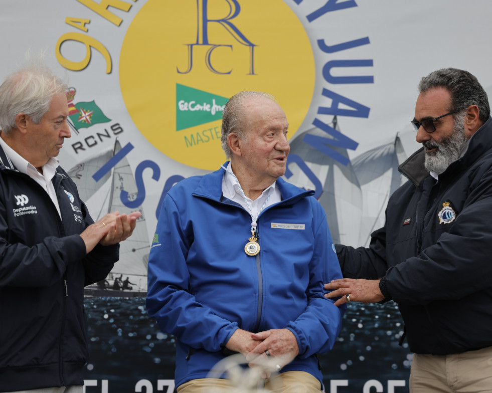 -FOTODELDIA- SANXENXO (PONTEVEDRA), 29/09/2024.- El rey emérito Juan Carlos I, junto al presidente de la Real Federación Gallega de Vela, Manuel Villaverde (d), tras recibir la medalla de la Federac