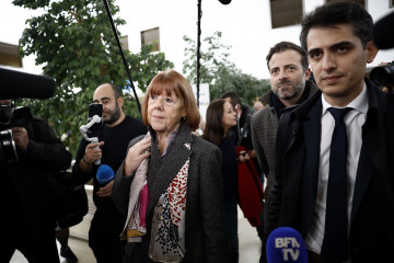 Avignon (France), 25/11/2024.- Gisele Pelicot (C), escorted by her lawyers Stephane Babonneau (R) and and Antoine Camus (2-R), leaves the criminal court in Avignon, France, 25 November 2024, where her