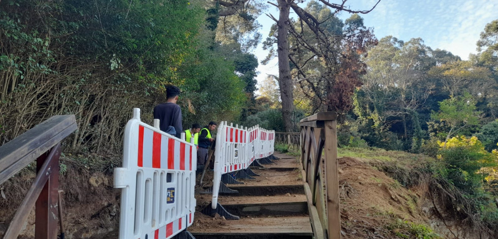 Oleiros prohibirá el acceso al castillo de Santa Cruz si no  se repara la pasarela peatonal