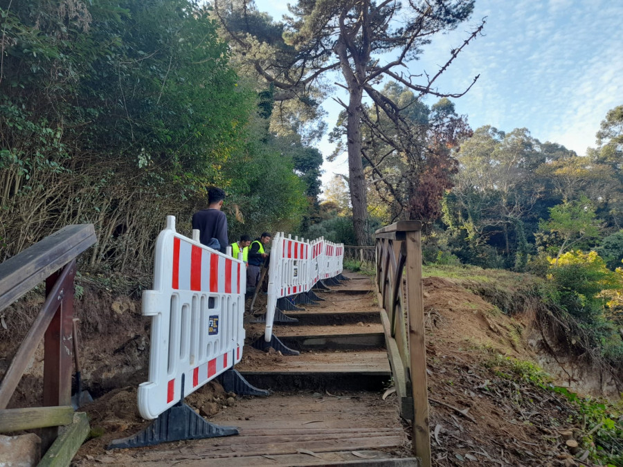 Oleiros prohibirá el acceso al castillo de Santa Cruz si no  se repara la pasarela peatonal