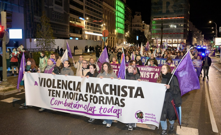 Casi 2.000 coruñeses se manifiestan por el 25-N: “Non é non, o resto é violación”