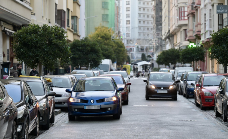 La guerra contra la doble fila cumple cinco años y acumula miles de multas