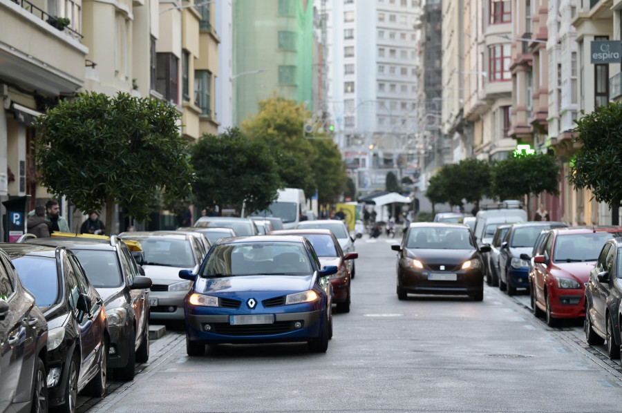 La guerra contra la doble fila cumple cinco años y acumula miles de multas