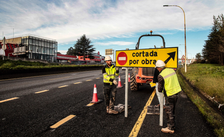 Cortan un ramal de acceso a la AP-9 en Alfonso Molina durante todo el día