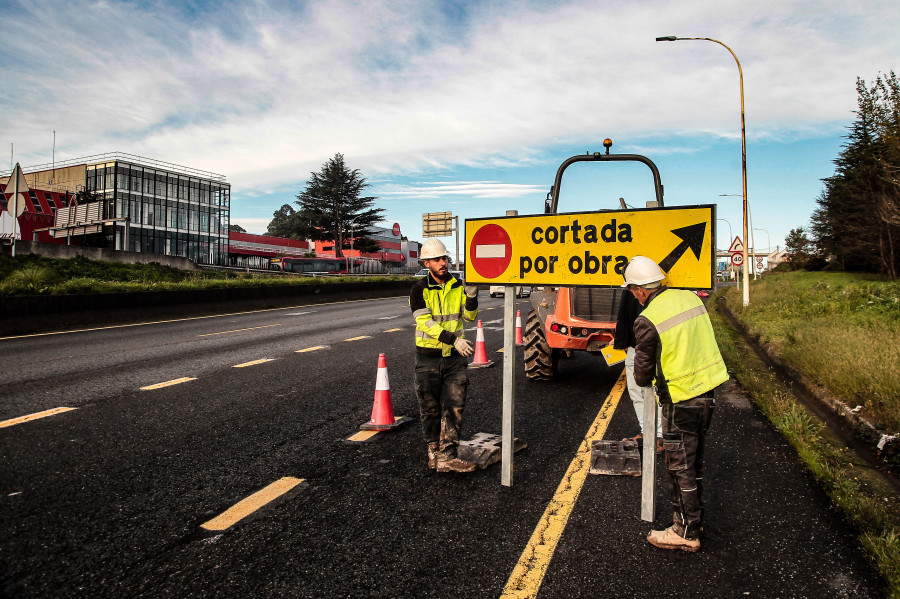 Cortan un ramal de acceso a la AP-9 en Alfonso Molina durante todo el día