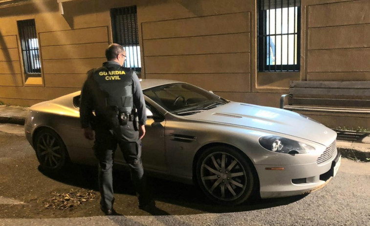 Condenado por negarse a hacer la prueba de alcoholemia tras circular con su Aston Martin por A Coruña y aparcar en zona peatonal