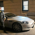 Un agente de la Guardia Civil junto a un Aston Martin