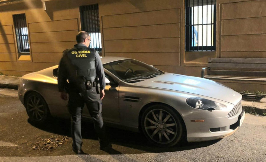 Condenado por negarse a hacer la prueba de alcoholemia tras circular con su Aston Martin por A Coruña y aparcar en zona peatonal