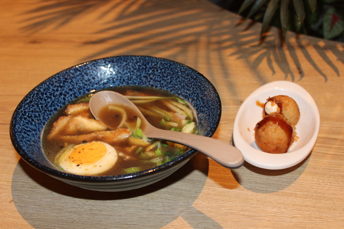 Ramen con pollo frito y tatoyaki 