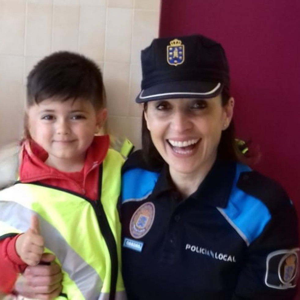 La agente de la Policía Local de A Coruña Silvia Castro recibe la Medalla de Oro de la Educación Vial