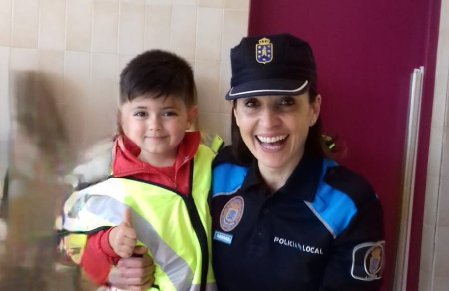 La agente de la Policía Local de A Coruña Silvia Castro recibe la Medalla de Oro de la Educación Vial