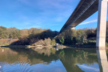 Barco abandonado en la ría de Betanzos que será un juego infantil