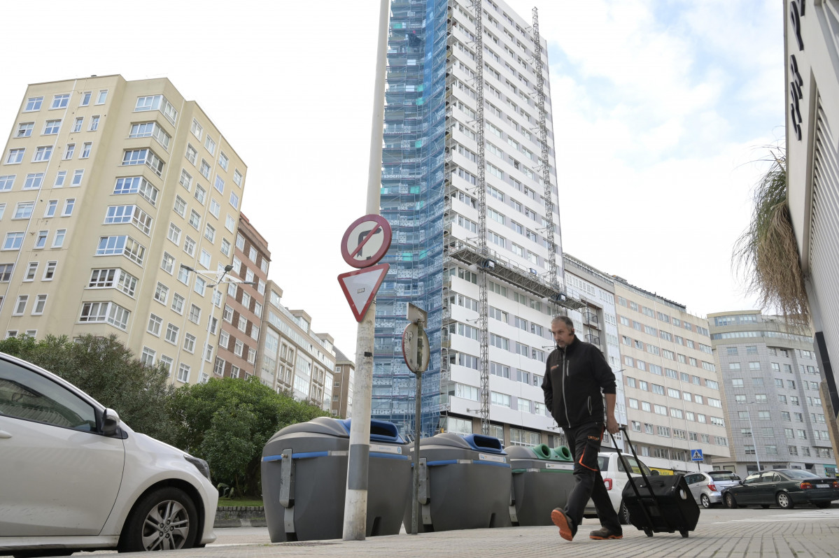  Gran parte del edificio sigue cubierto por andamios tras meses de obras  j. alboru00e9s (1)