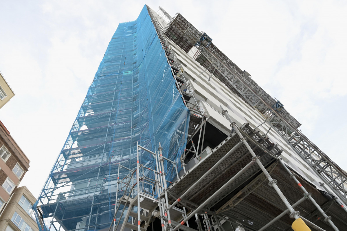  Gran parte del edificio sigue cubierto por andamios tras meses de obras  j. alboru00e9s (2)