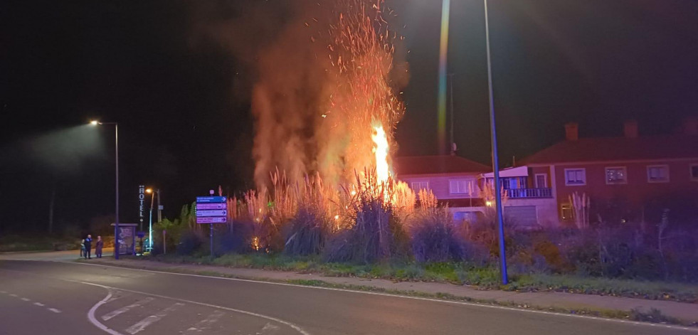 Dos incendios movilizan a los servicios de emergencia de Oleiros este jueves