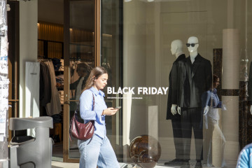 Los escaparates anuncian el Black Friday  carlota blanco