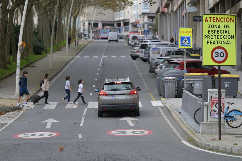 La calle Manuel Azaña, en Los Rosales, está limitada a 30  Javier Alborés