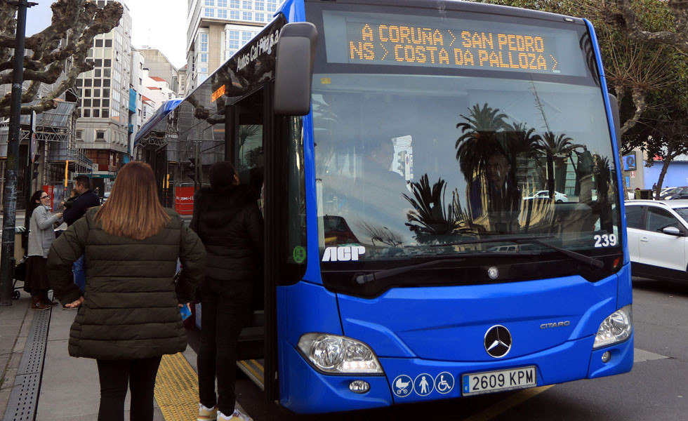 Un autobús de transporte interurbano, en la parada de Entrejardines  AEC