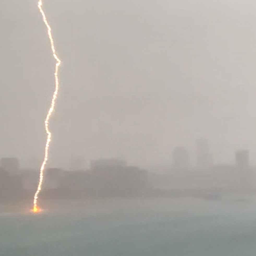 El rayo que despertó a toda la ciudad de A Coruña