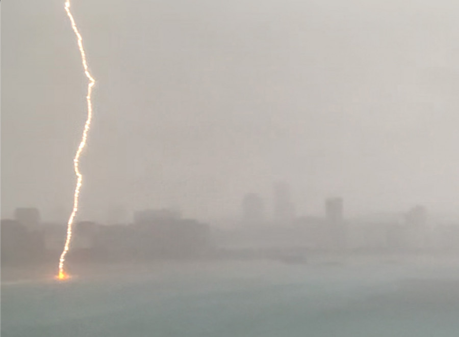 El rayo que despertó a toda la ciudad de A Coruña