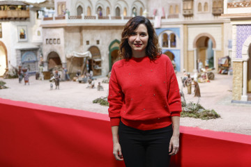 MADRID, 29/11/2024.- La presidenta de la Comunidad de Madrid, Isabel Díaz Ayuso, inaugura el tradicional Belén de la Real Casa de Correos, realizado por la Asociación de Belenistas de Madrid. EFE/ 