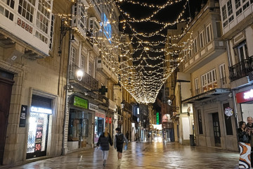 Operarios instalan luces de Navidad en la calle Real @Pedro Puig