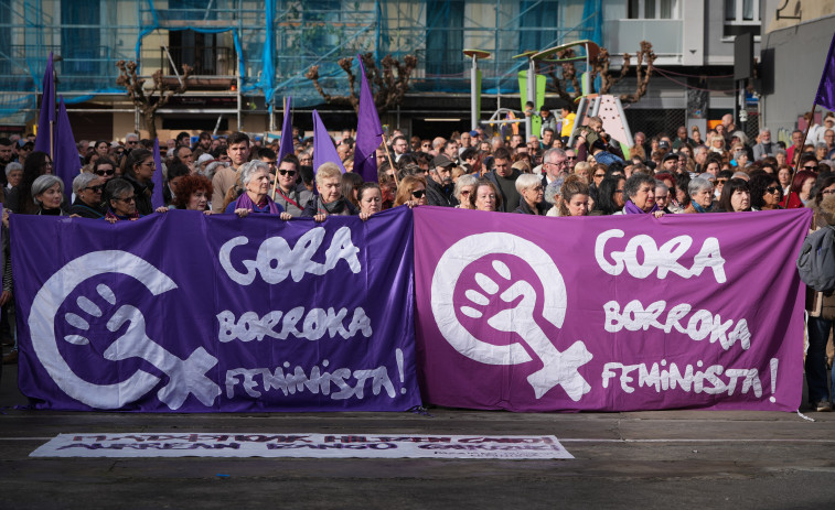 Cientos de personas muestran su repulsa y su consternación por el asesinato machista de Leonor en Pasaia