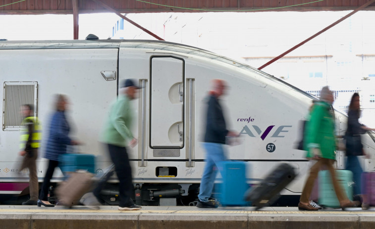 Retrasos en los trenes de Galicia en el inicio del puente de la Constitución