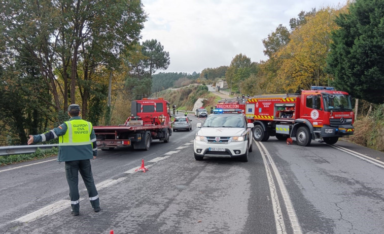 Muere un conductor de 65 años en una colisión frontal contra otro turismo en Coles