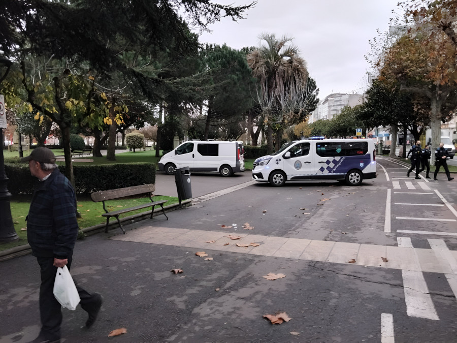 Roba una furgoneta de reparto en A Coruña y choca contra otro coche al intentar huir