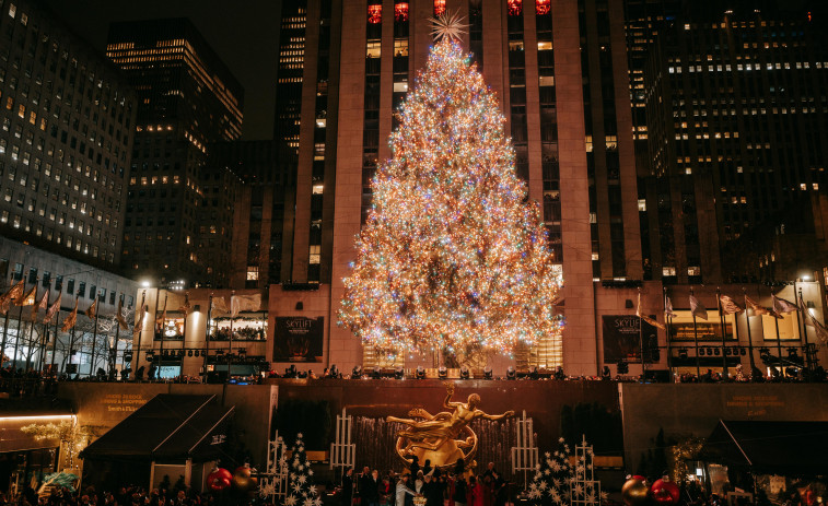 El árbol del Rockefeller se ilumina en Nueva York al ritmo de Thalía y Kelly Clarkson