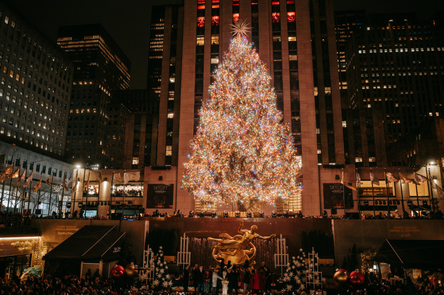 El árbol del Rockefeller se ilumina en Nueva York al ritmo de Thalía y Kelly Clarkson