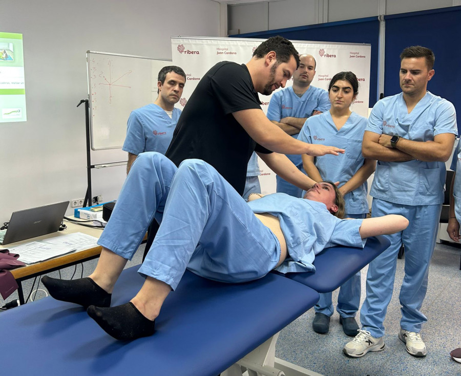 El Hospital Ribera Juan Cardona organiza un curso de la "Escuela de la Espalda para fisioterapeutas" de A Coruña y Lugo