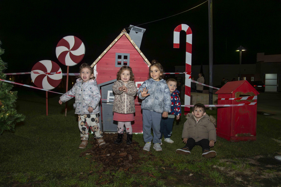 El Mercado de Nadal de Arteixo abre sus puertas: “Está moi  ben ir a Vigo, pero hai que coidar o local”