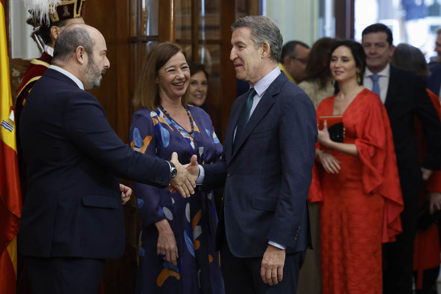 Feijóo acusa al Gobierno de celebrar la Constitución un día y conculcarla el resto