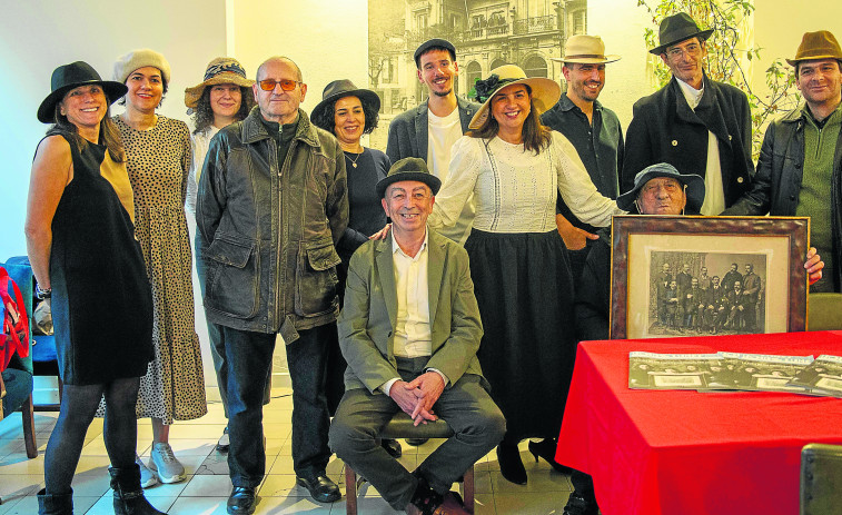 Sombreros de época en el Circo de Artesanos para celebrar los 120 años de la Asociación de la Prensa de A Coruña