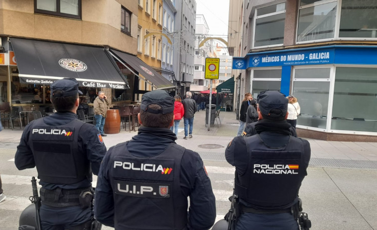 Detenido un hombre identificado como Riazor Blues tras increpar a policías que custodiaban un bus de hinchas del Zaragoza