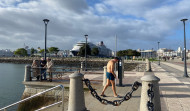 Sol, olas y poco miedo a meterse en el frío mar reciben a dos cruceros este sábado en A Coruña