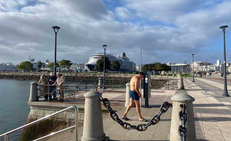 Sol, olas y poco miedo a meterse en el frío mar reciben a dos cruceros este sábado en A Coruña