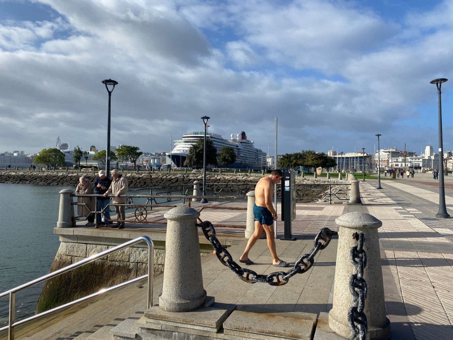 Sol, olas y poco miedo a meterse en el frío mar reciben a dos cruceros este sábado en A Coruña