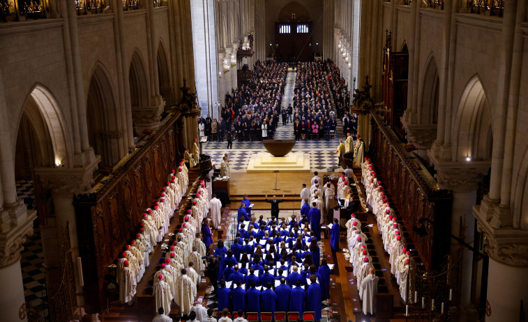 El ministro de Cultura declinó ir a la reapertura de Notre Dame por su agenda familiar y Feijóo lo califica de 