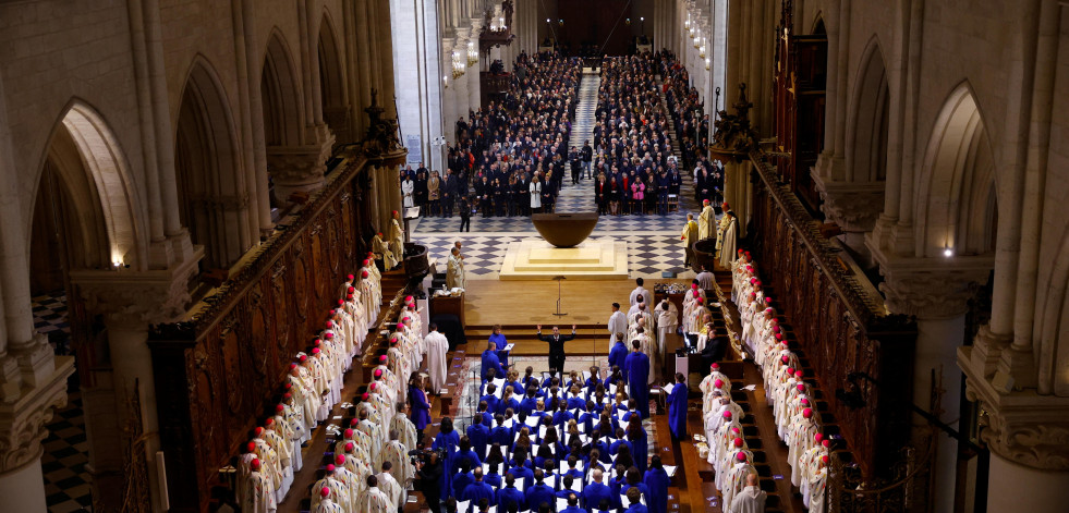 El ministro de Cultura declinó ir a la reapertura de Notre Dame por su agenda familiar y Feijóo lo califica de 