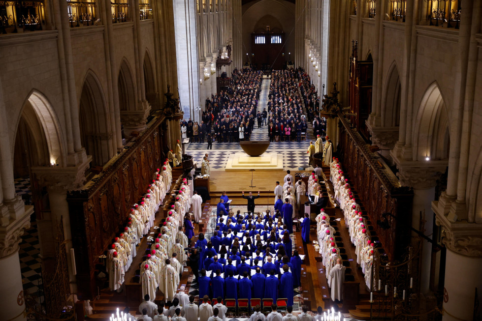 Paris (France), 08/12/2024.- General view of the nave with clergy members and singers of the choir of the Maitrise de Notre-Dame during the inaugural Mass, with the consecration of the high altar, at 