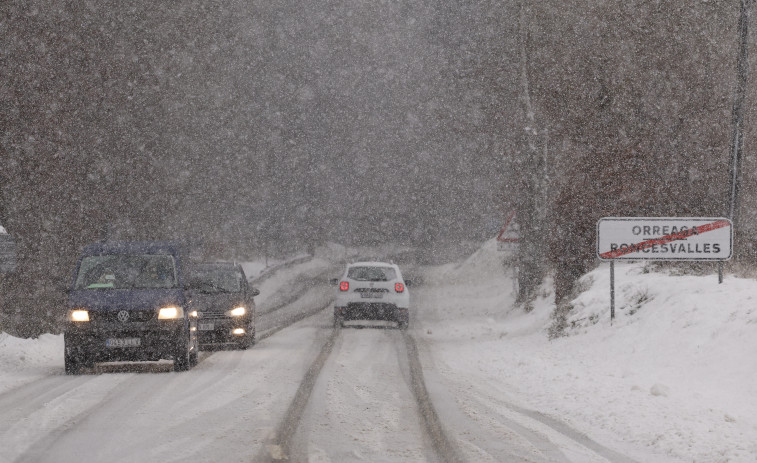 Siguen 50 carreteras afectadas por nieve y el tráfico se concentra a la entrada de Madrid