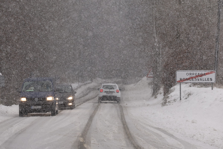 Siguen 50 carreteras afectadas por nieve y el tráfico se concentra a la entrada de Madrid