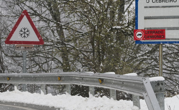 Comarcas del este gallego registran temperaturas inferiores a -2 grados y caen los primeros copos en la montaña lucense