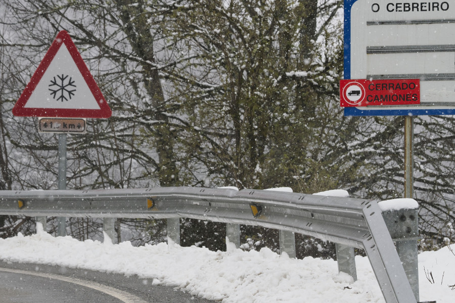 Comarcas del este gallego registran temperaturas inferiores a -2 grados y caen los primeros copos en la montaña lucense