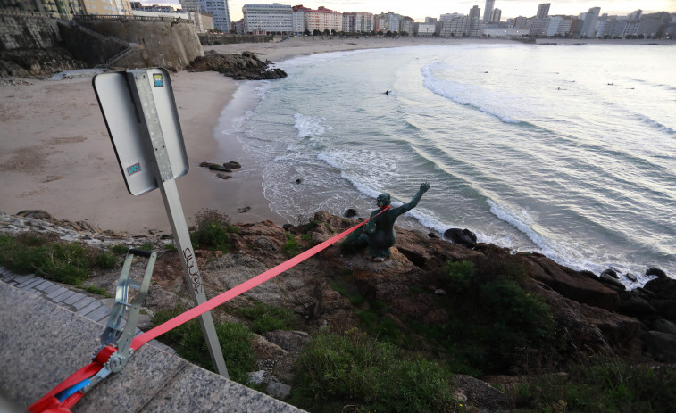 A la sirena de A Coruña no la dejan nadar