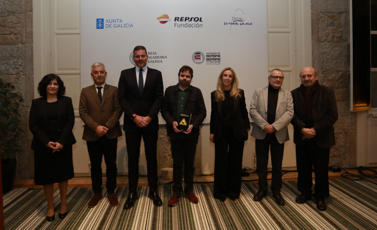 Alberto Ramos recibe el premio de narrativa breve de Repsol por su obra 