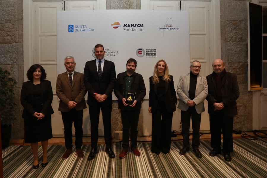 Alberto Ramos recibe el premio de narrativa breve de Repsol por su obra "Pirotecnia"